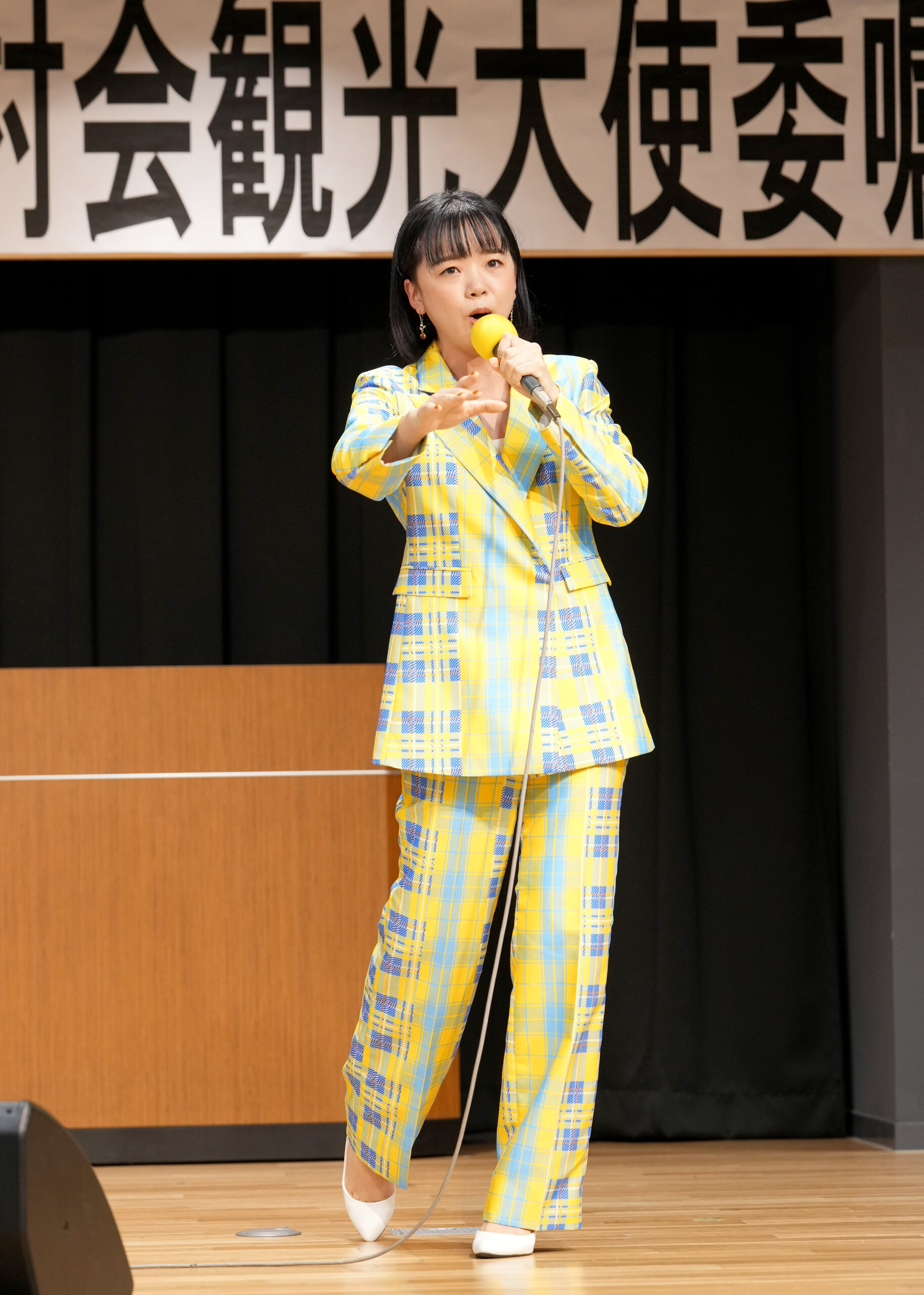 山西アカリが出身地・和歌山県の「有田郡町村会観光大使」を拝命！ 委嘱式で新曲「紀ノ川よ」などを披露 - カラフル